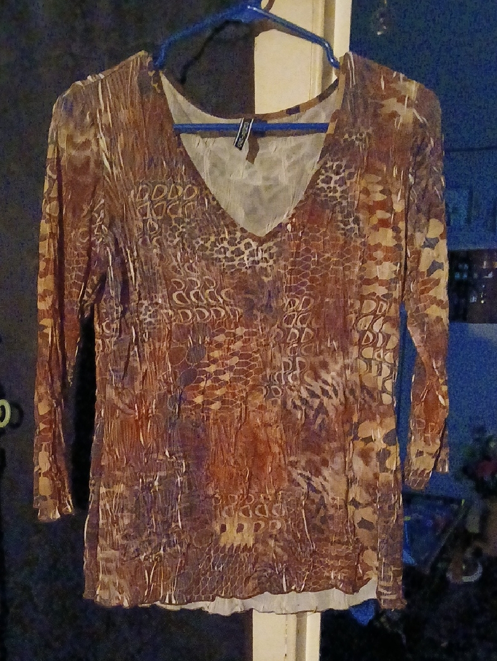 SNO SKINS Neutral Beige and Black Logo Lined Top